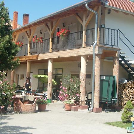 Hársfavirág Vendégház Pápa Extérieur photo